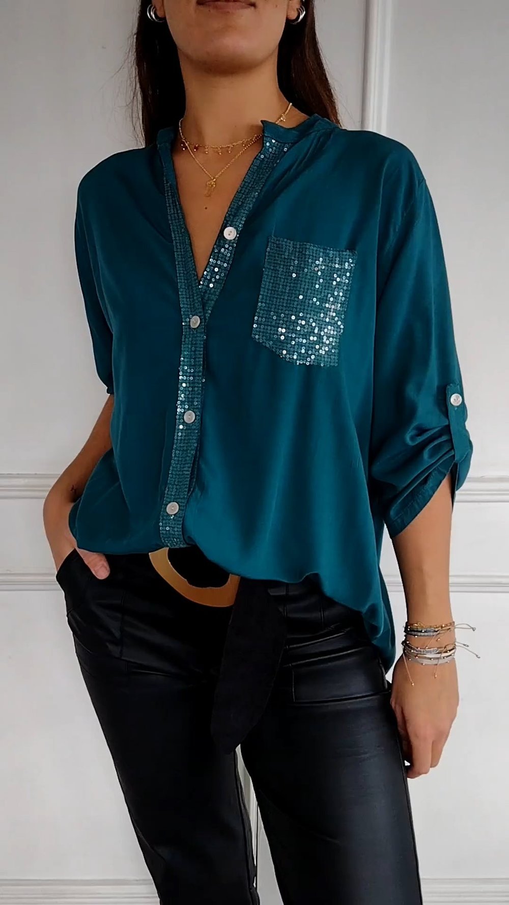 Delia – Blusa de Escote en V con Detalle de Lentejuelas